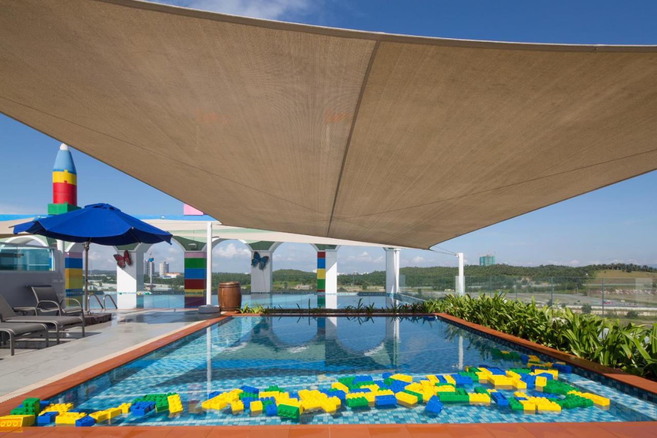 Legoland Malaysia Hotel Нусаяя Екстер'єр фото The rooftop pool at Legoland Malaysia Resort