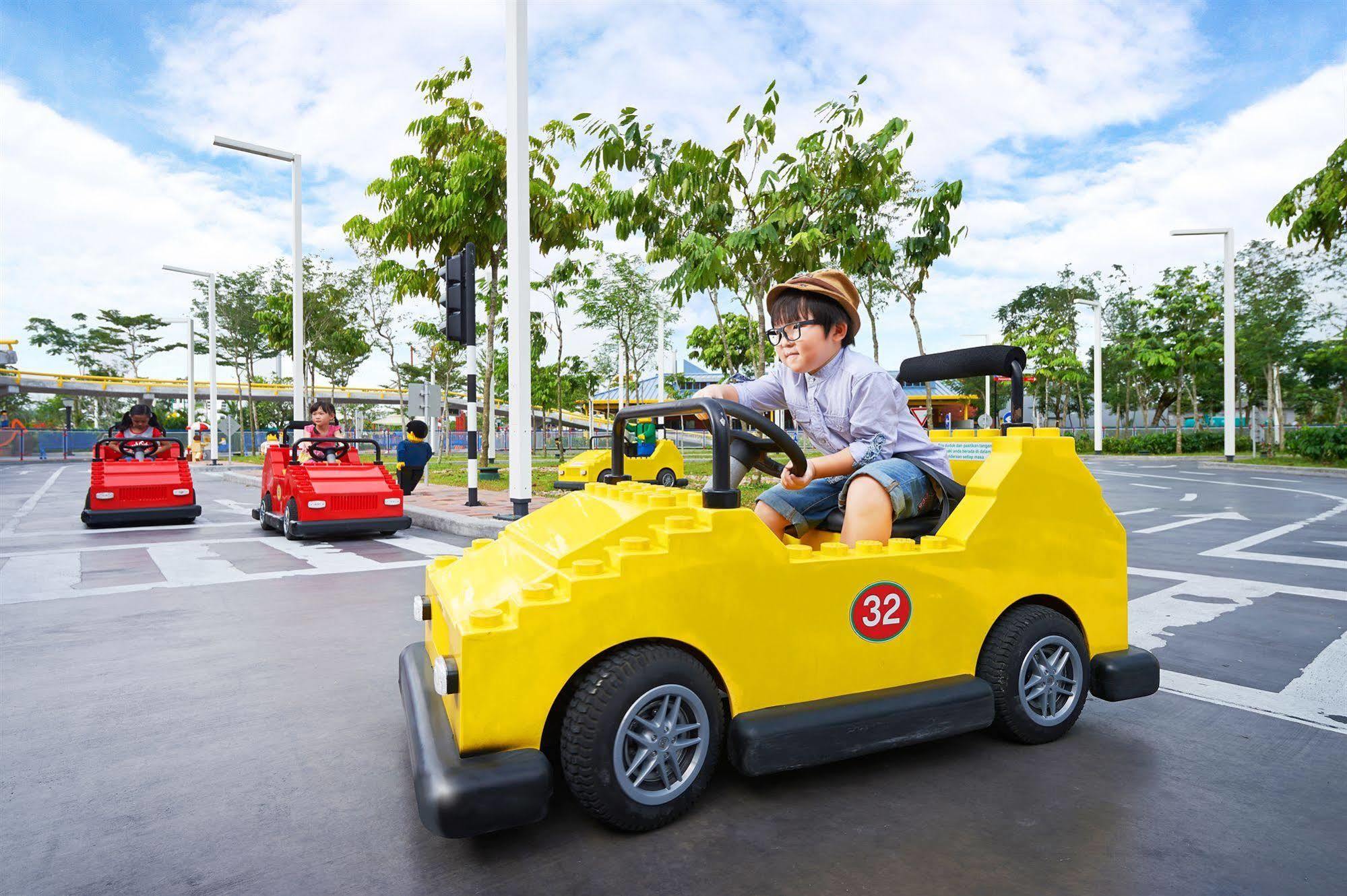 Legoland Malaysia Hotel Нусаяя Екстер'єр фото A child driving a car at Legoland Malaysia Resort
