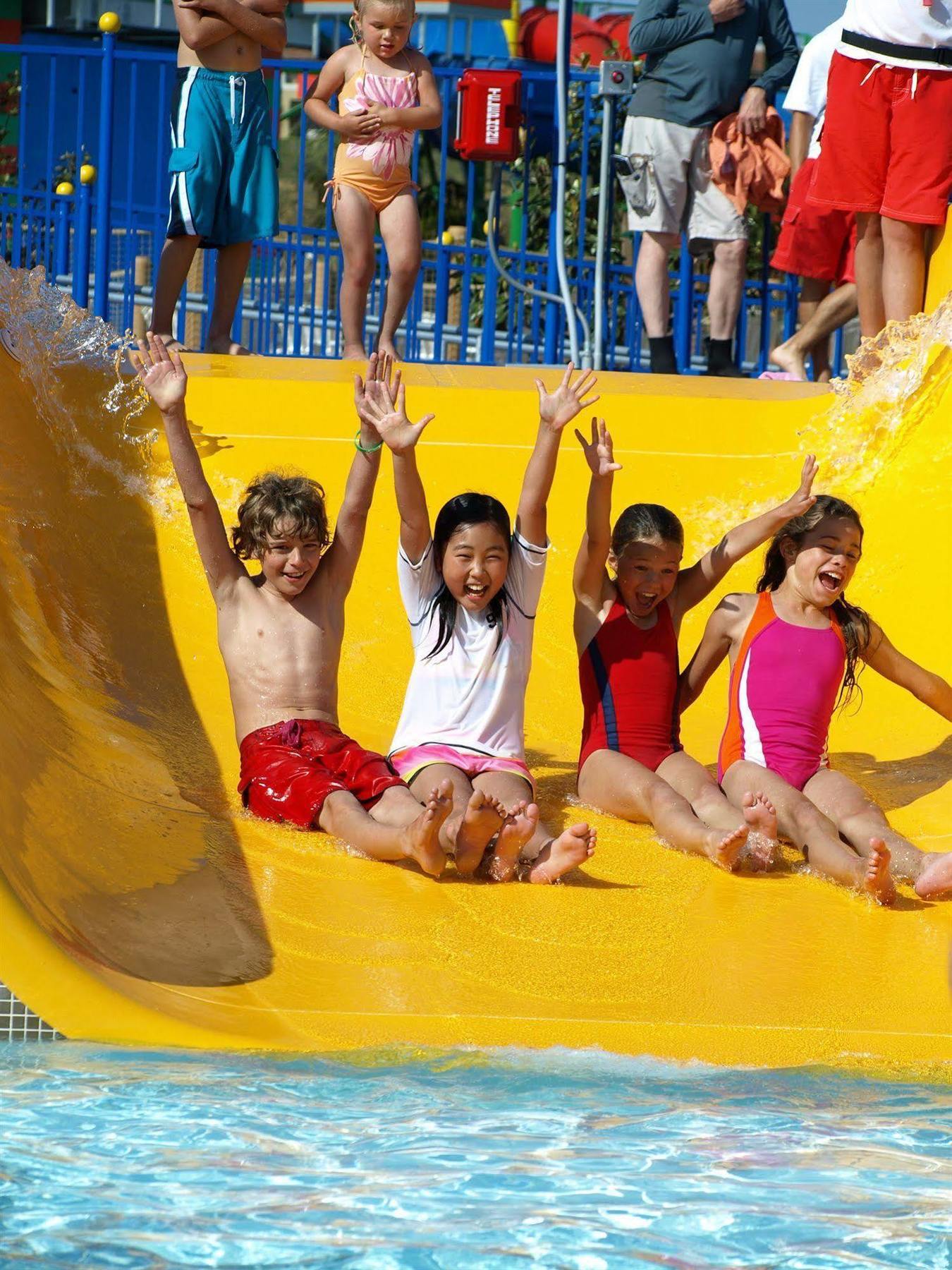 Legoland Malaysia Hotel Нусаяя Екстер'єр фото Children on a water slide