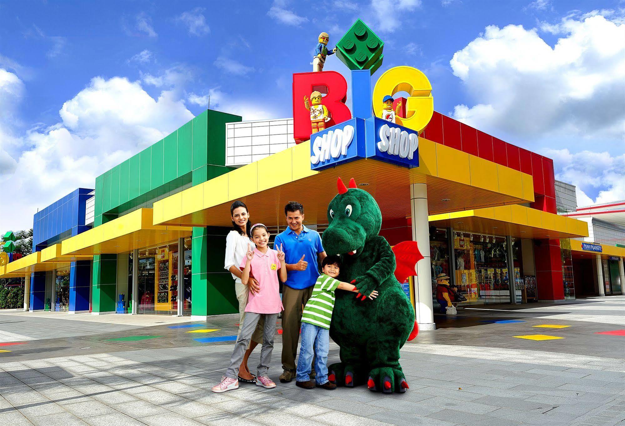 Legoland Malaysia Hotel Нусаяя Екстер'єр фото The LEGO Group's first store in the Americas opened in 2008 in San Marcos, Texas.