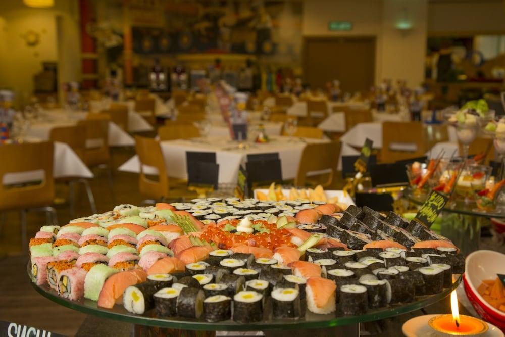 Legoland Malaysia Hotel Нусаяя Екстер'єр фото Sushi at a buffet