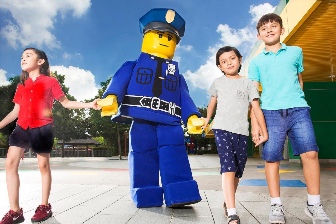Legoland Malaysia Hotel Нусаяя Екстер'єр фото LEGO City Policeman